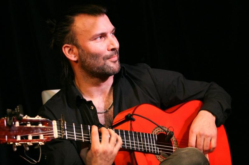 Испанский певец, гитарист и композитор Тоно Алькальде
