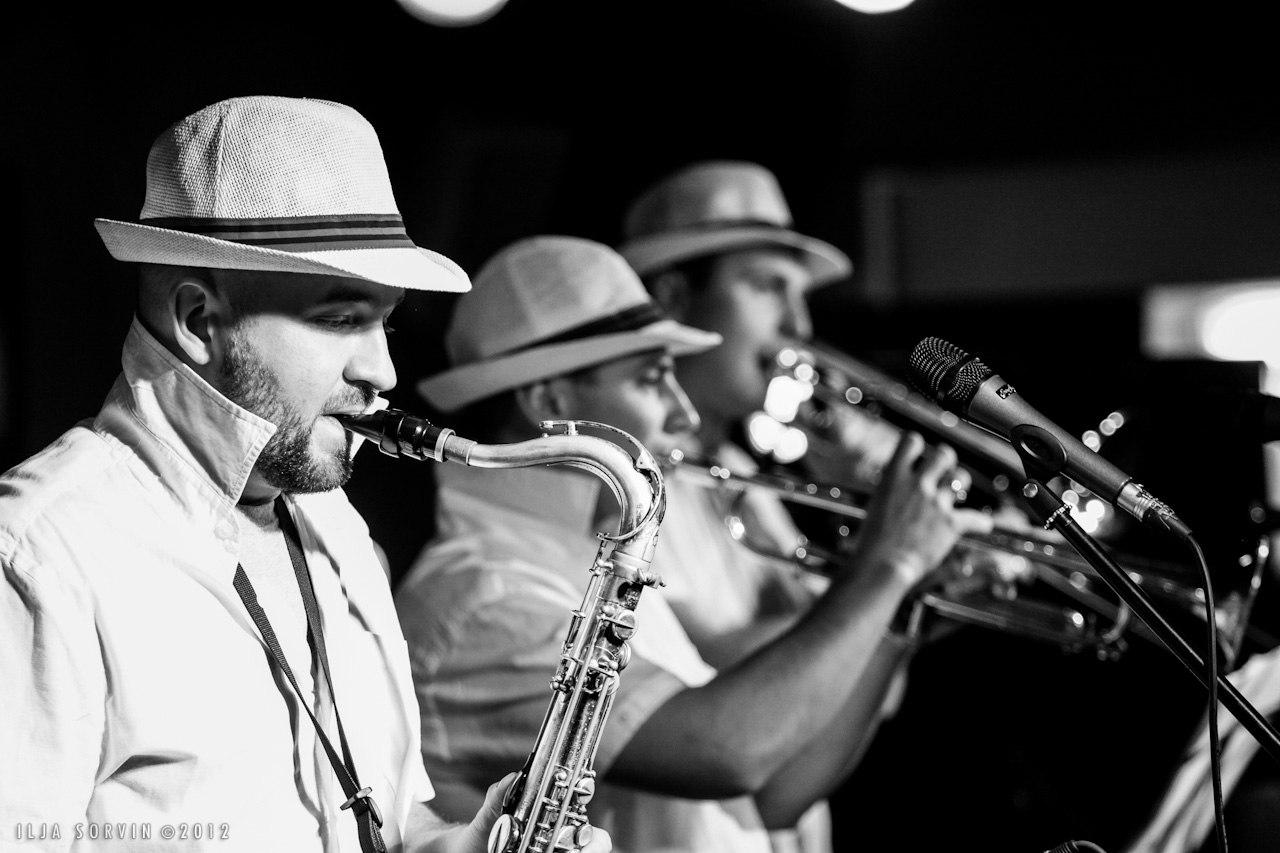 Афро-кубинский джаз от Muchachos Band